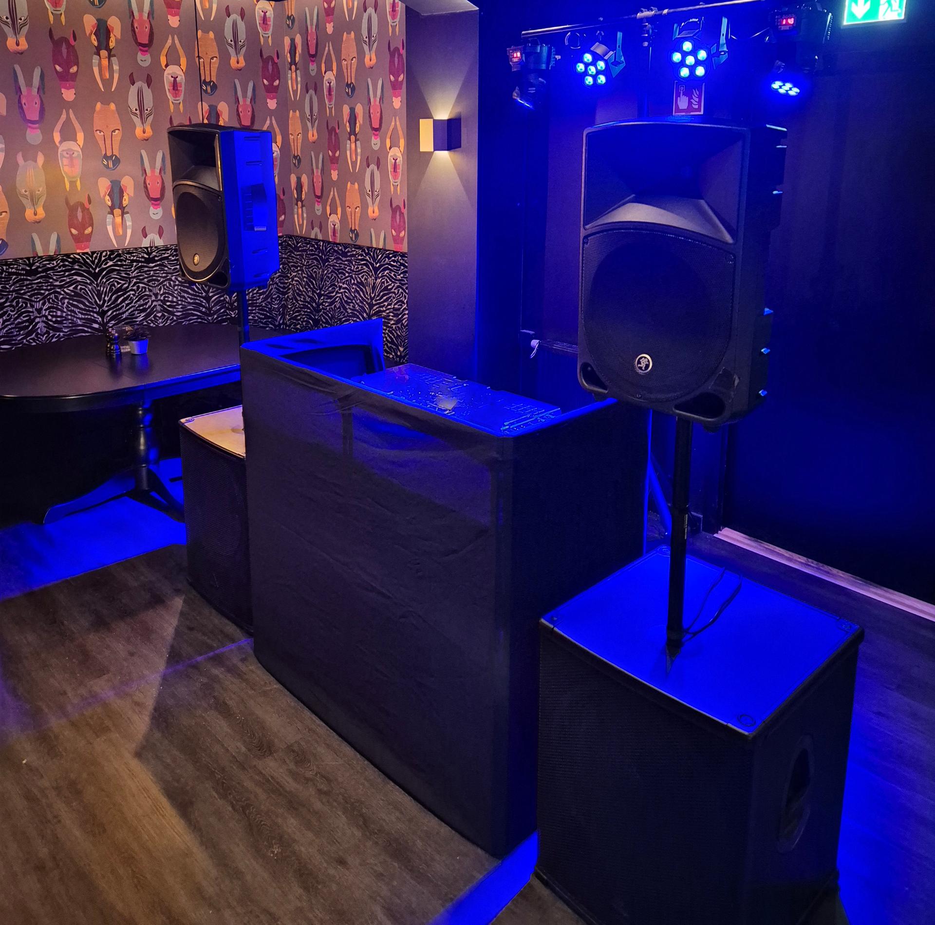 DJ booth med svart trekk