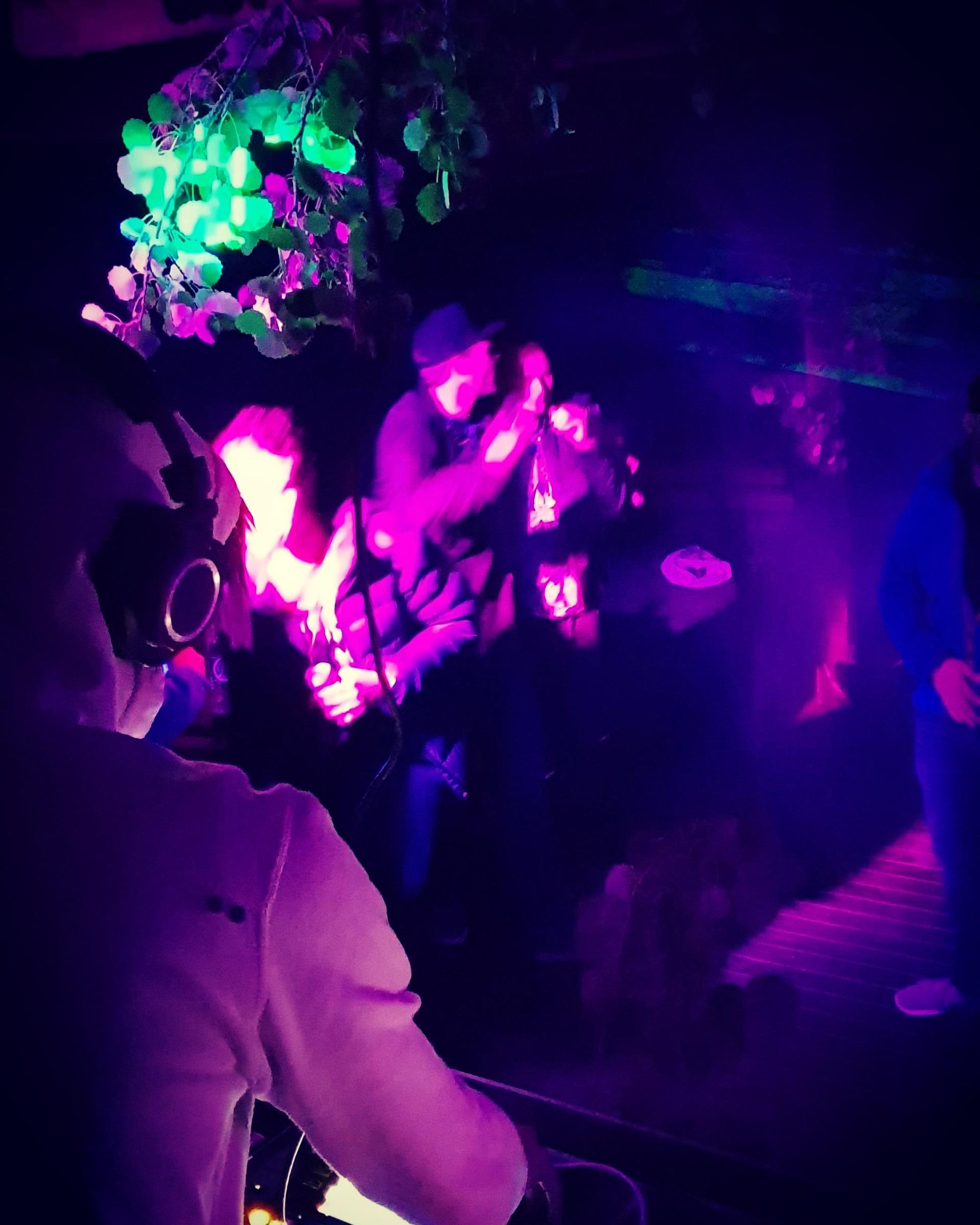 DJ