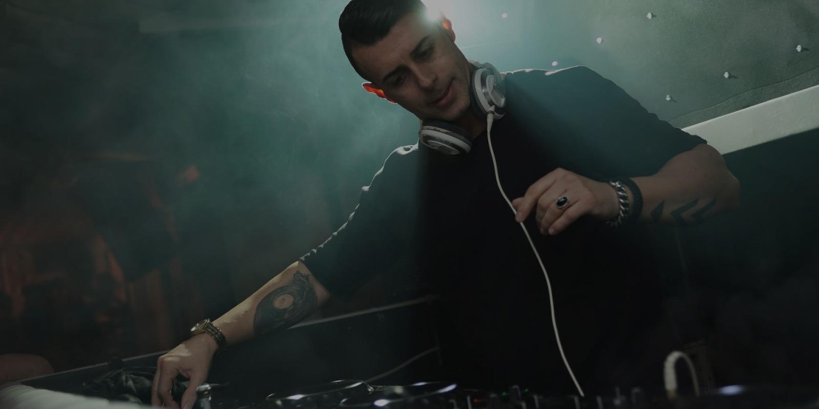 Leie DJ til å spille musikk på arrangementet ditt? DJ BOOTH formidler DJ's med lang og bred erfaring. Les mer.