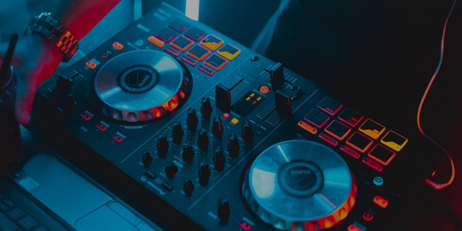 Leie DJ til å spille musikk på arrangementet ditt? DJ BOOTH formidler DJ's med lang og bred erfaring. Les mer.